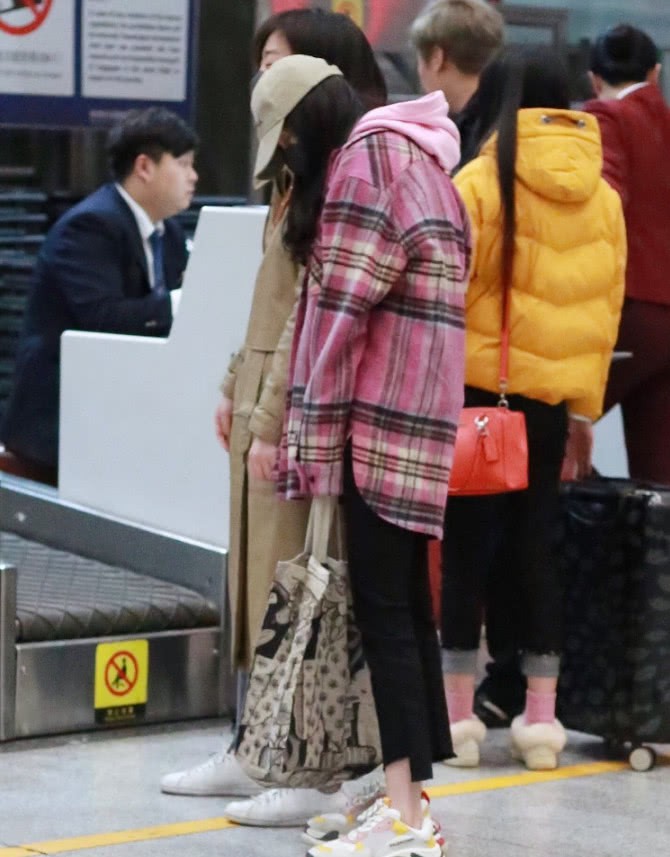 Dương Mịch trùm kín khi xuất hiện sau ồn ào không về nhà ăn Tết