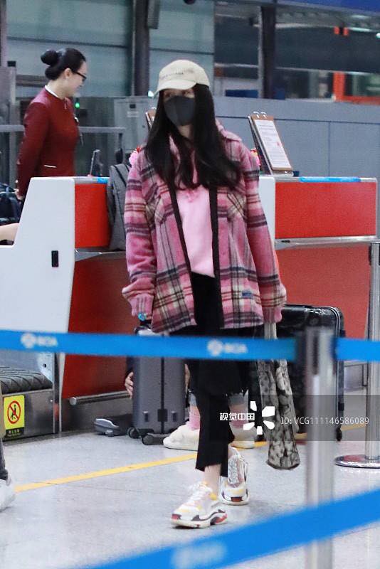 Dương Mịch trùm kín khi xuất hiện sau ồn ào không về nhà ăn Tết