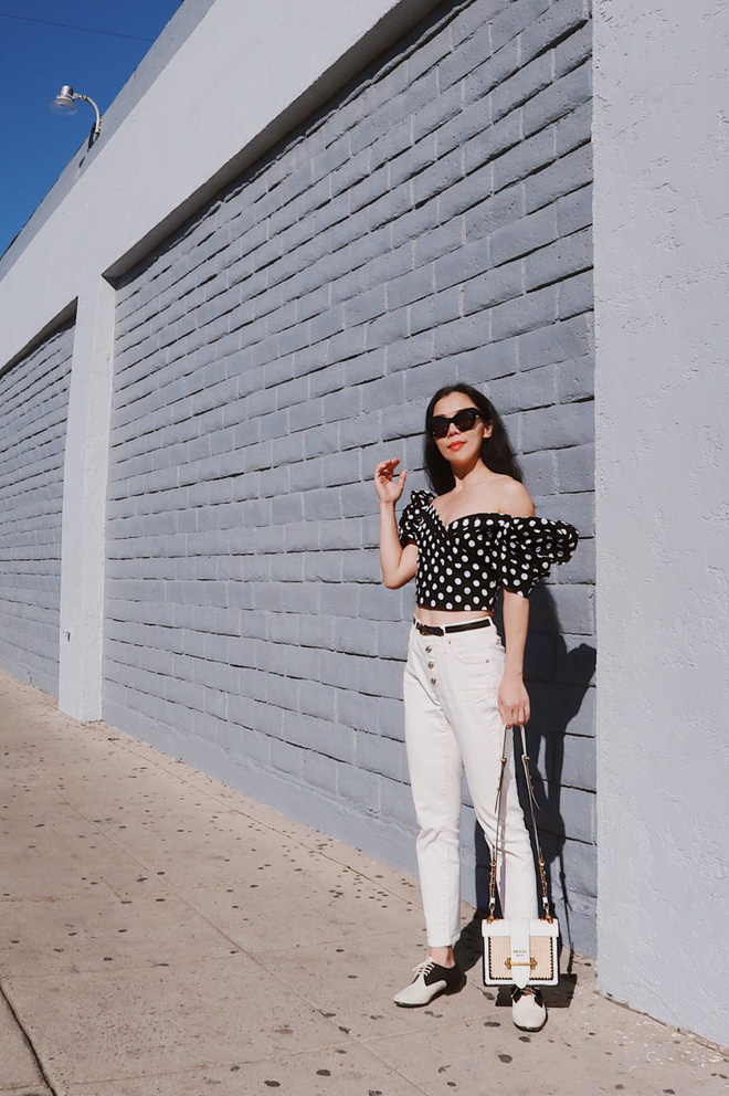 Diện quần âu và sơmi cách điệu đẹp như các quý cô châu Á trong street style đầu tháng 3