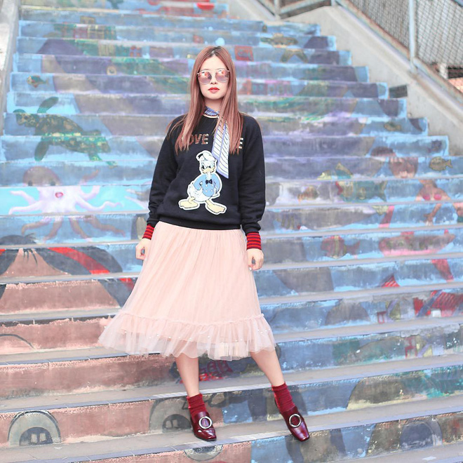 Diện quần âu và sơmi cách điệu đẹp như các quý cô châu Á trong street style đầu tháng 3