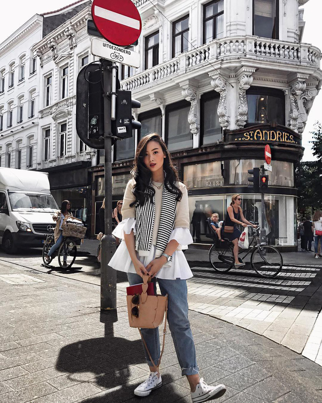 Diện quần âu và sơmi cách điệu đẹp như các quý cô châu Á trong street style đầu tháng 3