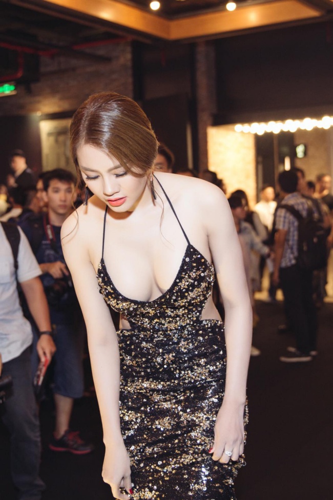 Những mỹ nhân chỉ nhìn đã thấy nghẹt thở vì nâng cấp vòng một quá đà