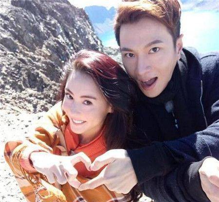 Clip: Nghe Vương Phi hát karaoke, ánh mắt Tạ Đình Phong ngập tràn tình yêu