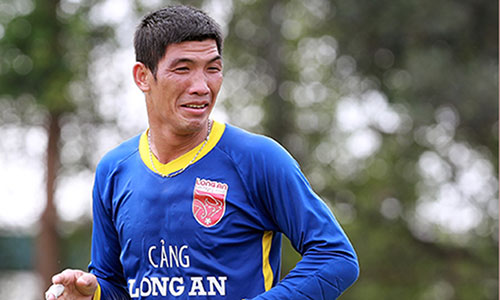 Thủ môn quay lưng cho đối thủ ghi bàn xin giảm án để dự V-League