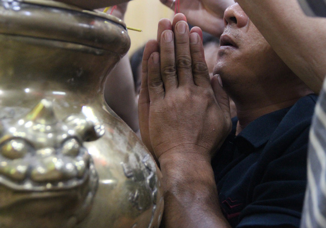 Chen lấn nghẹt thở tới khuya bốc tro cầu may tại chùa Bà Bình Dương