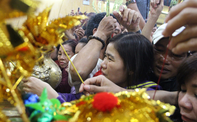 Chen lấn nghẹt thở tới khuya bốc tro cầu may tại chùa Bà Bình Dương