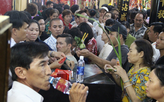 Chen lấn nghẹt thở tới khuya bốc tro cầu may tại chùa Bà Bình Dương