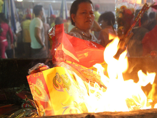 Chen lấn nghẹt thở tới khuya bốc tro cầu may tại chùa Bà Bình Dương