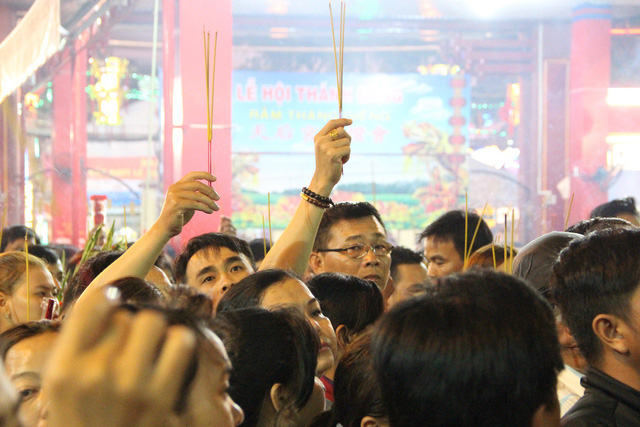 Chen lấn nghẹt thở tới khuya bốc tro cầu may tại chùa Bà Bình Dương