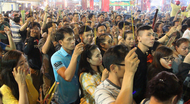Chen lấn nghẹt thở tới khuya bốc tro cầu may tại chùa Bà Bình Dương