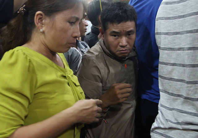 Chen lấn nghẹt thở tới khuya bốc tro cầu may tại chùa Bà Bình Dương