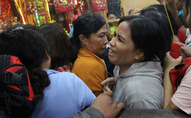 Chen lấn nghẹt thở tới khuya bốc tro cầu may tại chùa Bà Bình Dương