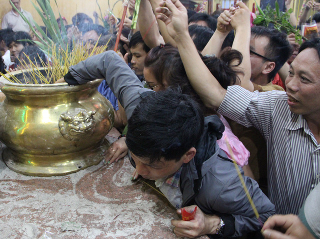 Chen lấn nghẹt thở tới khuya bốc tro cầu may tại chùa Bà Bình Dương