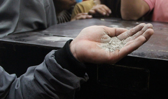 Chen lấn nghẹt thở tới khuya bốc tro cầu may tại chùa Bà Bình Dương