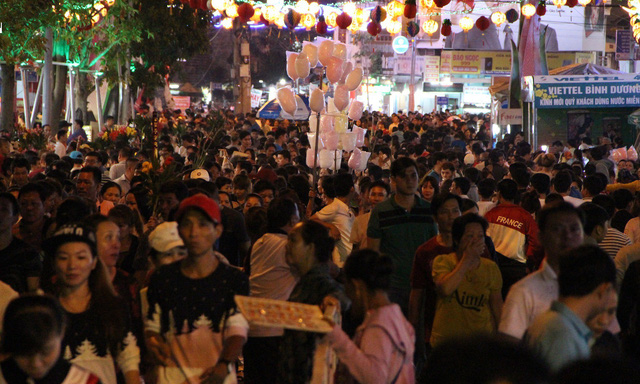 Chen lấn nghẹt thở tới khuya bốc tro cầu may tại chùa Bà Bình Dương