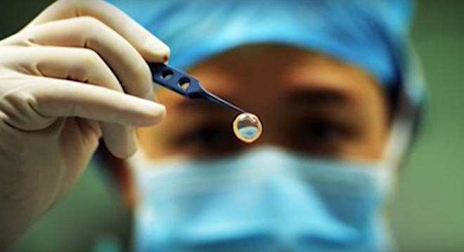 13 năm sống trong bóng tối bà lão 73 tuổi rớt nước mắt khi cuối đời lại được nhìn thấy con cháu