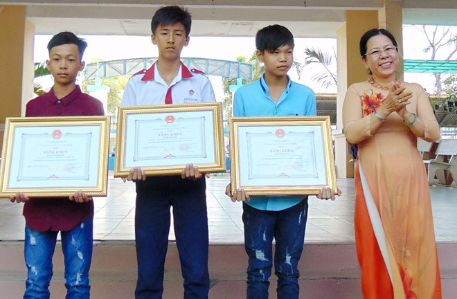 Bốn cậu bé trả lại 80 triệu được tuyên dương