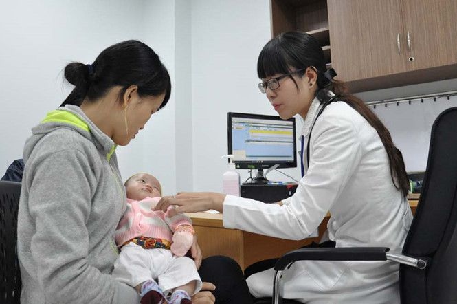 Phiền hà quy định phải mang CMND khi đưa trẻ đi khám bệnh