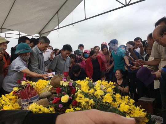 Xã cắt điện, tháo rạp thờ rắn thần ở Quảng Bình bị dân ngăn cản