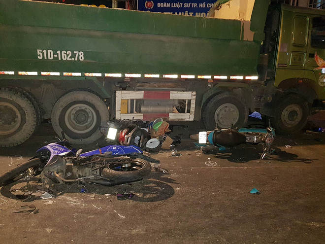 Tạm giữ tài xế xe ben tông hàng loạt xe máy ở Sài Gòn