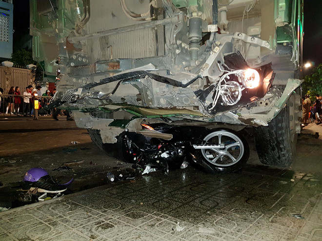 Tạm giữ tài xế xe ben tông hàng loạt xe máy ở Sài Gòn