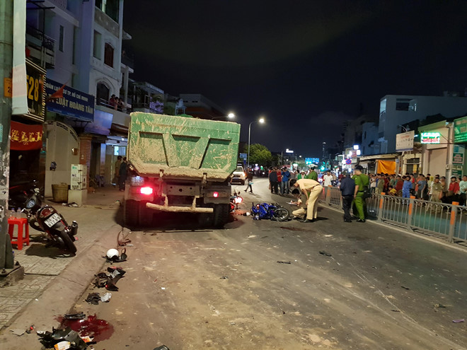 Xe ben cuốn gần 10 xe máy vào gầm ở Sài Gòn