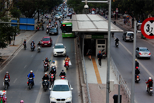 Ý kiến trái chiều về đề xuất cho các loại xe khác đi vào làn buýt nhanh