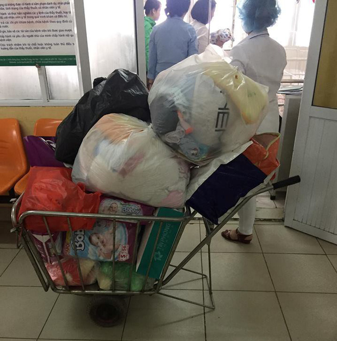 Hà Nội: Truy tìm người đàn ông 30 tuổi đem bé gái sơ sinh đến bệnh viện nhờ người trông rồi bỏ đi