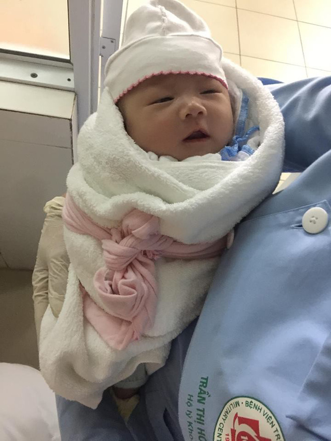 Hà Nội: Truy tìm người đàn ông 30 tuổi đem bé gái sơ sinh đến bệnh viện nhờ người trông rồi bỏ đi