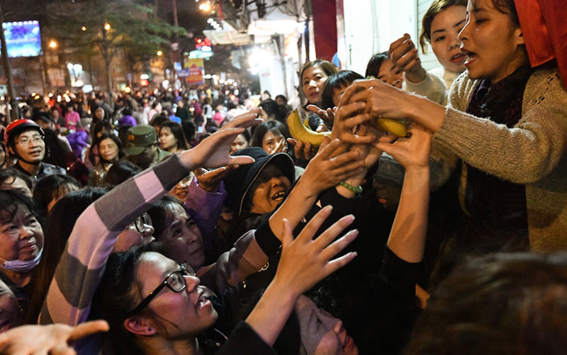 1.001 kiểu giành giật, chen lấn để có lộc đầu năm