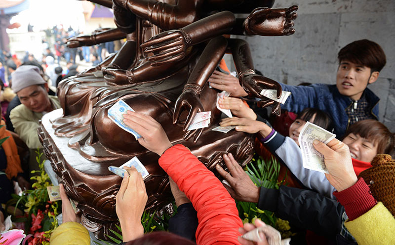 1.001 kiểu giành giật, chen lấn để có lộc đầu năm