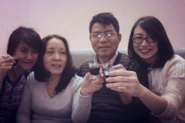 Bàn ăn 3 người, 4 bộ bát đũa và hành trình 31 năm khiến dân mạng Việt rơi nước mắt