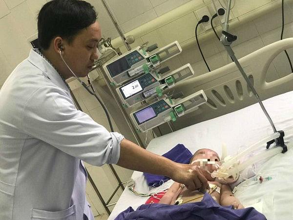 Bé gái 8 tháng phải nhập viện khẩn cấp sau khi mẹ dùng 5 thìa thuốc cam chữa loét miệng