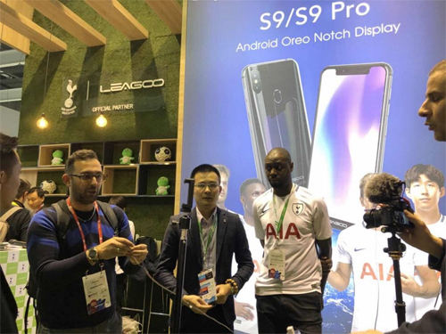 Các hãng Android ồ ạt làm điện thoại tai thỏ như Apple