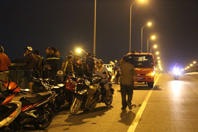 Bỏ lại 2 em nhỏ trên cầu, thiếu nữ 19 tuổi gieo mình xuống sông Sài Gòn