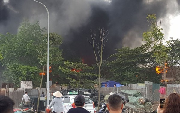 Hà Nội: Cháy cực lớn, thiêu rụi hoàn toàn xưởng giày da ở Triều Khúc chỉ trong chốc lát