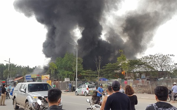 Hà Nội: Cháy cực lớn, thiêu rụi hoàn toàn xưởng giày da ở Triều Khúc chỉ trong chốc lát