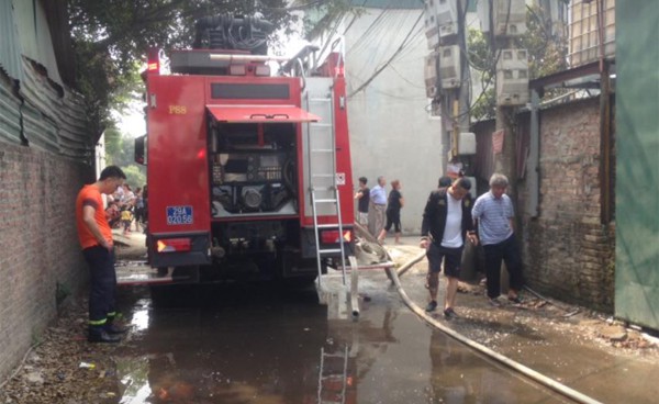 Hà Nội: Cháy cực lớn, thiêu rụi hoàn toàn xưởng giày da ở Triều Khúc chỉ trong chốc lát