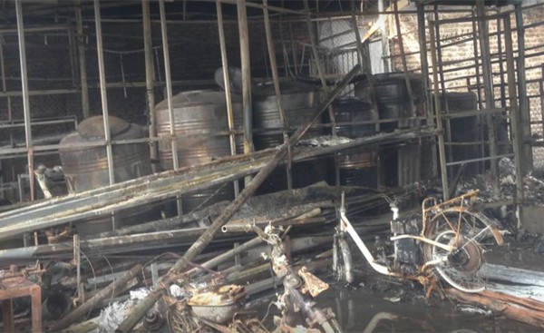 Hà Nội: Cháy cực lớn, thiêu rụi hoàn toàn xưởng giày da ở Triều Khúc chỉ trong chốc lát