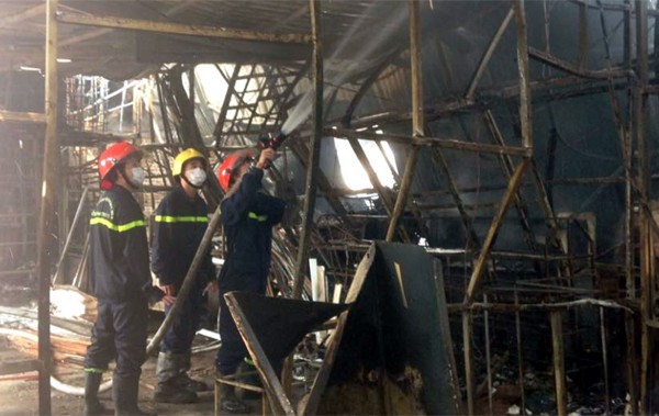 Hà Nội: Cháy cực lớn, thiêu rụi hoàn toàn xưởng giày da ở Triều Khúc chỉ trong chốc lát