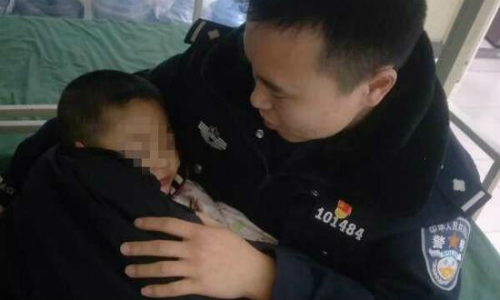 Bà nội trói cháu ra gốc cây giữa đêm, ép bà ngoại phải chăm