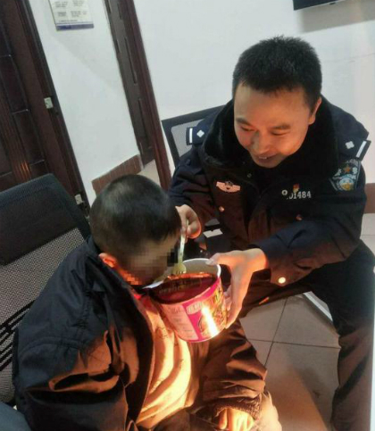 Bà nội trói cháu ra gốc cây giữa đêm, ép bà ngoại phải chăm