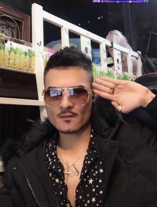 5 lý do khiến bạn phải tìm hiểu: Hoa Vinh là ai? Sao lại hot đến thế?