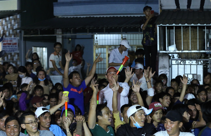 Hàng nghìn người tranh nhau đồ cúng lúc nửa đêm ở miền Tây