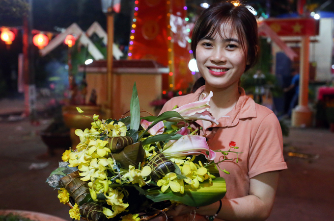 Hàng nghìn người tranh nhau đồ cúng lúc nửa đêm ở miền Tây