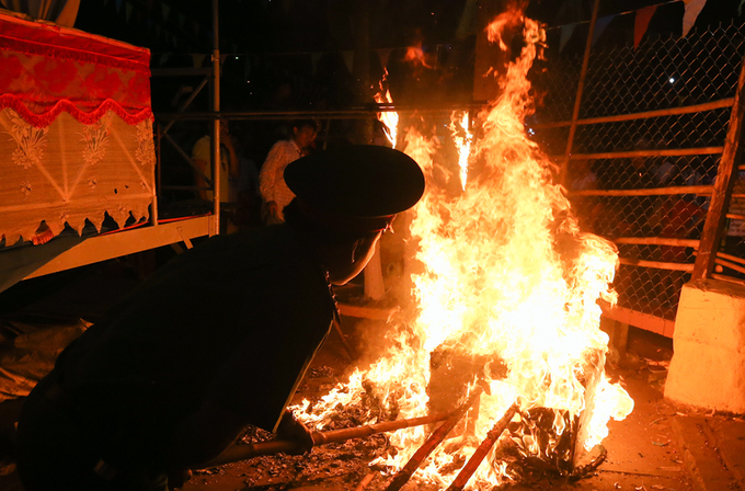Hàng nghìn người tranh nhau đồ cúng lúc nửa đêm ở miền Tây