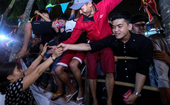 Hàng nghìn người tranh nhau đồ cúng lúc nửa đêm ở miền Tây