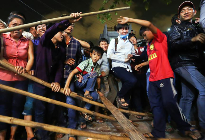 Hàng nghìn người tranh nhau đồ cúng lúc nửa đêm ở miền Tây