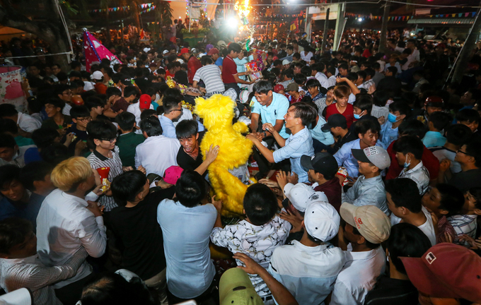 Hàng nghìn người tranh nhau đồ cúng lúc nửa đêm ở miền Tây