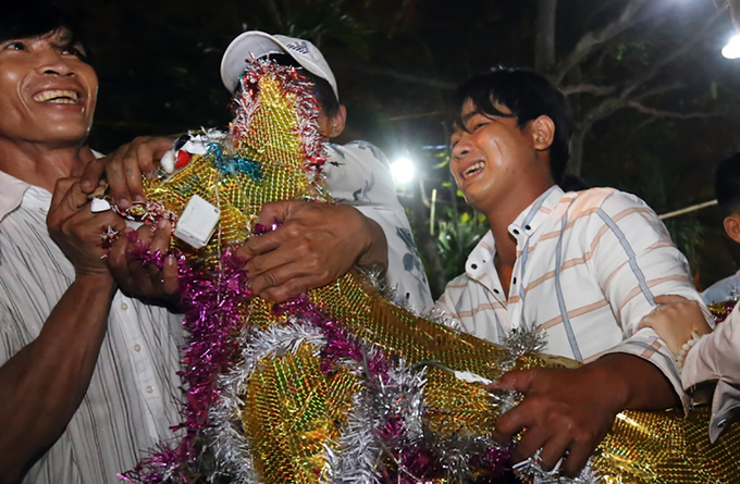 Hàng nghìn người tranh nhau đồ cúng lúc nửa đêm ở miền Tây